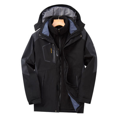 屋外のウインドブレイカーの1枚のジャケットに付き防水登山のジャケットの人3枚