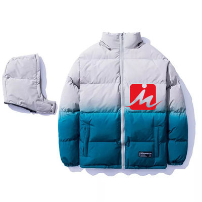 OEMのパッファーはジャケットのポリエステルによってカスタマイズされた勾配のパッファーのジャケットにパッドを入れた