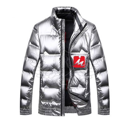 冬のパッファーの下パッドを入れられたジャケットの人のフード付きのパッファーのジャケット