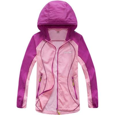 古典的な連続した軽量のジャケットの女性はPackableのフード付きの通気性の防水ジャケットを遊ばす