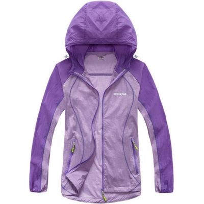 古典的な連続した軽量のジャケットの女性はPackableのフード付きの通気性の防水ジャケットを遊ばす