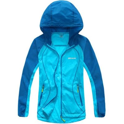 古典的な連続した軽量のジャケットの女性はPackableのフード付きの通気性の防水ジャケットを遊ばす